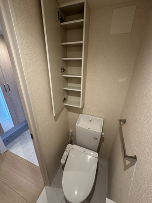【トイレ】 | グランコート藤が丘 | トイレは温水洗浄便座付き♪人気のバストイレ別です♪小物を置ける便利な棚やタオルハンガーも付いています♪