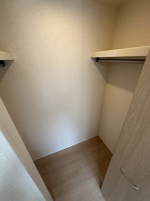 【収納】 | グランコート藤が丘 | 洋室4.5帖のお部屋にあるウォークインクローゼットです♪たっぷり収納できてお洋服や荷物が多くてもお部屋すっきり☆