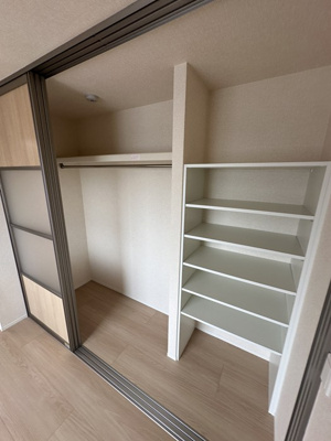 【収納】 | グランコート藤が丘 | 洋室4.6帖のお部屋にあるクローゼットです♪かさばりやすいコートなどもハンガー掛けができてすっきり片付きます♪