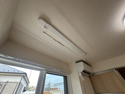 【設備】 | グランコート藤が丘 | リビングダイニングキッチンにある室内物干しです！雨の日やお出掛け時の室内干しにとても便利☆花粉や梅雨の時期に重宝しますね♪