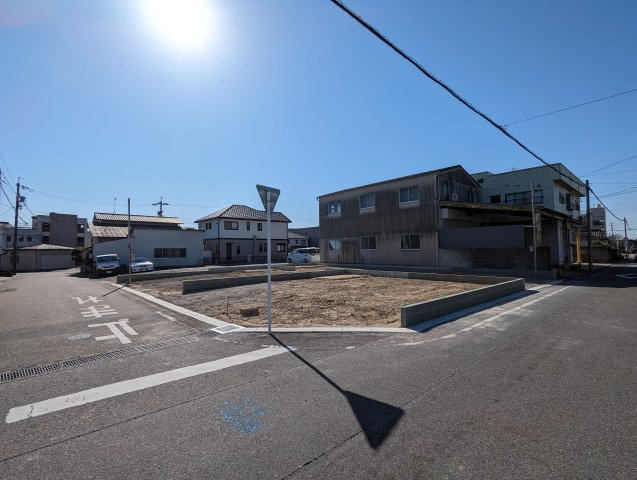 瀬戸市川西町1丁目　全3棟の前面道路含む現地写真