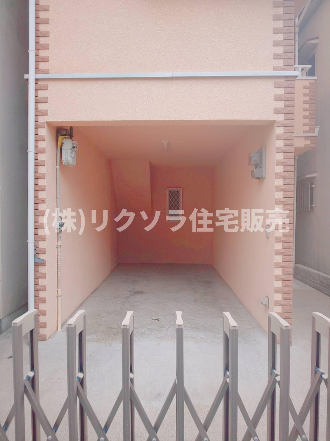 寝屋川市楠根南町　一戸建ての駐車場|ビルトインガレージ　ハイルーフ車OK
■物件内覧・資金計画相談・住宅ローン相談、リフォーム相談、お問合せ受付中■
※当日・翌日のご内覧、ご相談はお電話でのお問合せがスムーズです！