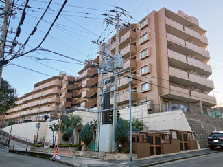 【外観】 | マンションの顔となるエントランスは重厚感漂う装いでお客様をお出迎え。敷地すべてに管理が行き届いていて、安心できます。まず、清潔です。 ここから始まる暮らし。人気の香椎に住む。