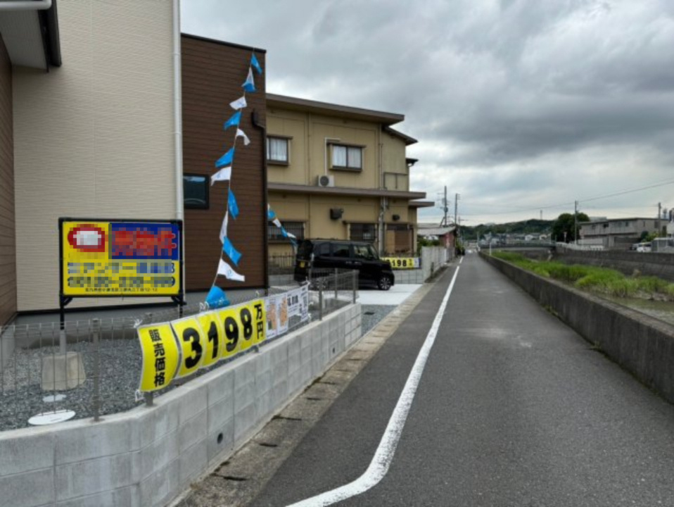 ーBloomーブルームー小倉南区横代北町2丁目1期　【小倉南区　新築戸建て】の前面道路含む現地写真|川沿いに面しています　【小倉南区　新築戸建て】