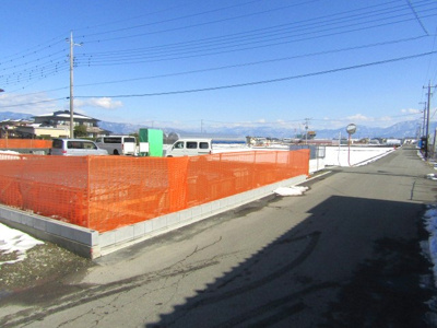 【前面道路含む現地写真】 | ブルーミングガーデン南アルプス市藤田　2号棟 | 前面道路含む現地写真です