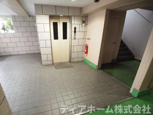 大和高田市田井新町の賃貸マンションのエントランス