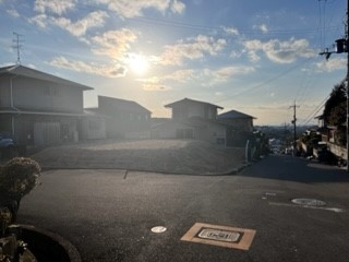 交野市私市山手4丁目　土地の前面道路含む現地写真