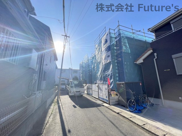 三郷市鷹野5丁目　新築戸建　全2棟　2号棟の前面道路含む現地写真|前面道路含む現地写真です。