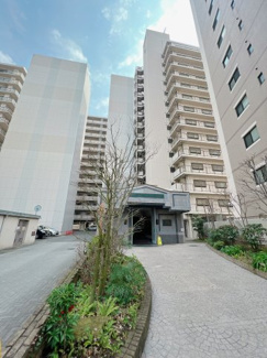 【外観】 | この青空が指し示す、明るい暮らしの予感。ここで新生活スタートさせてみませんか♪敷地すべてに管理が行き届いていて、安心できます。まず、清潔です。