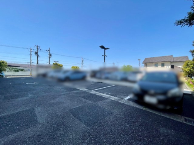 アクシーズ菖蒲池二番館の駐車場|敷地内平面駐車場有り