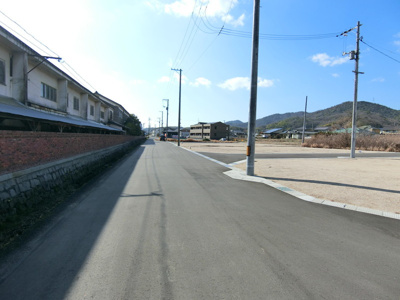 【前面道路含む現地写真】 | 土地　金光町占見新田　全4区画 | 南側前面道路は幅員6ｍ