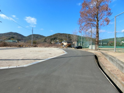 【前面道路含む現地写真】 | 土地　金光町占見新田　全4区画 | 東側前面道路は幅員約5.8ｍ