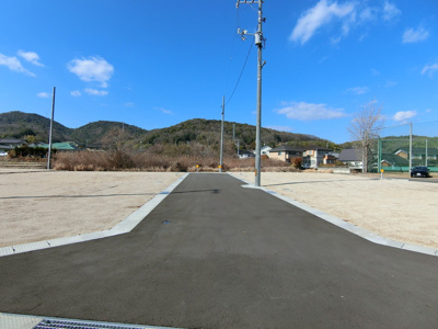 【前面道路含む現地写真】 | 土地　金光町占見新田　全4区画 | 西側前面道路は幅員6ｍ