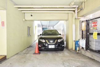 【駐車場】 | マンションの駐車場スペース。空きの有無や駐車料金、サイズ規定などについては、改めてお問い合わせください。～即日のご見学可能～　お問合せはお気軽にどうぞ。