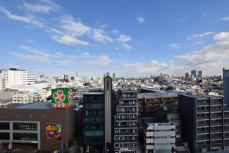 【展望】 | 眼前に広がる空の雄大さと、このお部屋の自慢の一つである「眺望」をご覧ください。毎日、この景色を独り占めできる新生活に夢が広がります。～即日のご見学可能～　お問合せはお気軽にどうぞ。
