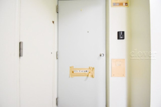 【その他共用部分】 | 皆様をお迎えする、お部屋の玄関ドア。開けやすさや開放角度、ドアノブの操作しやすさや鍵の形状などを、現地で一度ご確認ください。～即日のご見学可能～　お問合せはお気軽にどうぞ。
