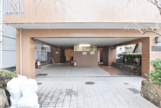 【エントランス】 | お客様を、そして住人を出迎えてくれるマンションのエントランス。ゴミが落ちていないことからも、管理状態の良さや住民の節度の高さが見て取れます。～即日のご見学可能～　お問合せはお気軽にどうぞ。