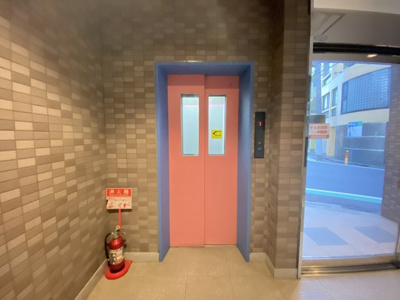 【その他共用部分】 | ラフィネ横浜反町 | お買い物時やベビーカーの出し入れに便利なエレベーター付です。