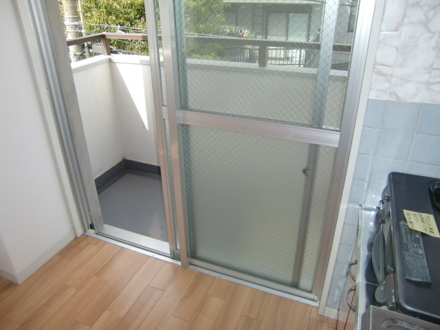 白い小さなマンション六甲のバルコニー
