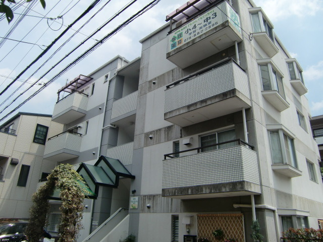 白い小さなマンション六甲の外観