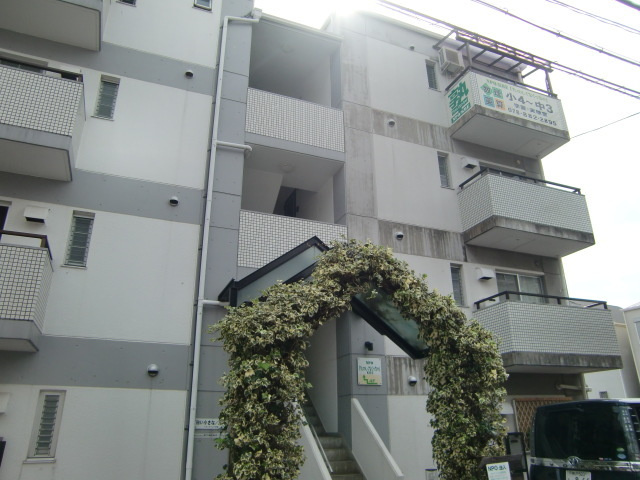 白い小さなマンション六甲のエントランス