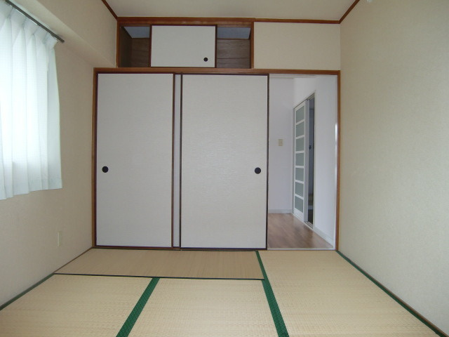 白い小さなマンション六甲の和室