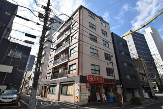 【外観】 | 手入れの行き届いた外壁やエントランスなど、「見ればわかる」レベルで清潔感を保ったマンションです。築年数を感じさせない姿で皆様をお出迎えします。～即日のご見学可能～　お問合せはお気軽にどうぞ。