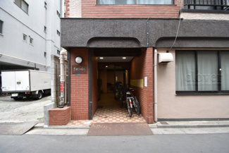 【エントランス】 | マンションの正面エントランス。出入りする人間を癒してくれるマンション入り口であり、その建物の「顔」でもあります。～即日のご見学可能～　お問合せはお気軽にどうぞ。