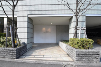 【エントランス】 | お客様を、そして住人を出迎えてくれるマンションのエントランス。ゴミが落ちていないことからも、管理状態の良さや住民の節度の高さが見て取れます。～即日のご見学可能～　お問合せはお気軽にどうぞ。
