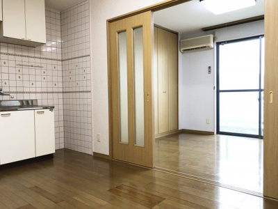 【居間・リビング】 | カンフォータブル一番館 | ※同物件、別のお部屋の写真です。
