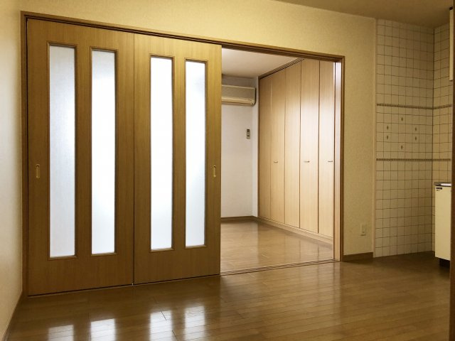 カンフォータブル一番館の居間・リビング|※同物件、別のお部屋の写真です。