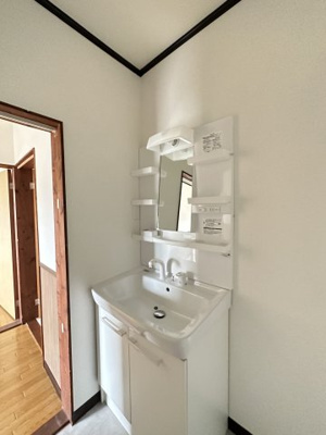 【洗面所】 | ジョイフル田隈 | 洗面化粧台で朝の身支度もばっちりですね