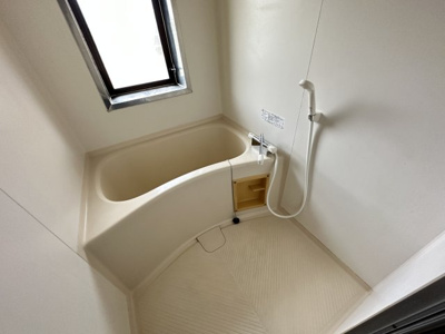 【浴室】 | ジョイフル田隈 | 窓付きのお風呂は換気が出来るのでカビ対策が出来ます。