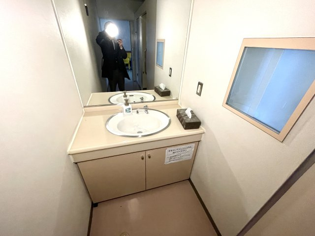 日進市岩崎店舗(P共用31台)の洗面所|待合室前トイレ内