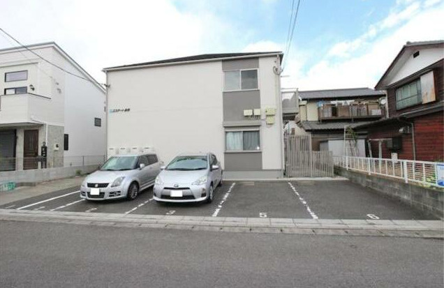 エステート泉塚の駐車場