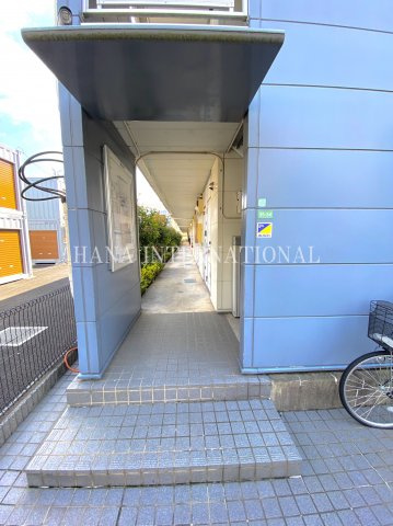 レオパレスαのエントランス