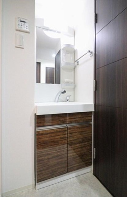 【独立洗面台】 | アスヴェル阿波座BLUE　EARTH | 独立洗面台、小物を置くことができて便利です