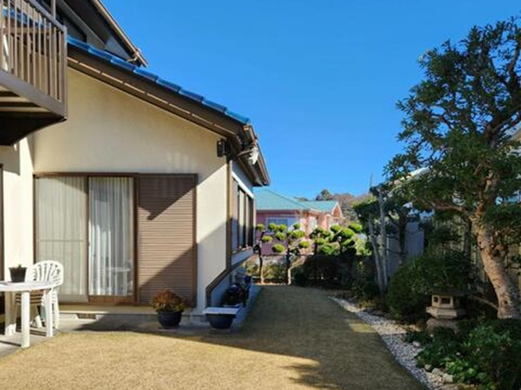 浄明寺　住環境良好な戸建の庭|日差しいっぱいの庭先
