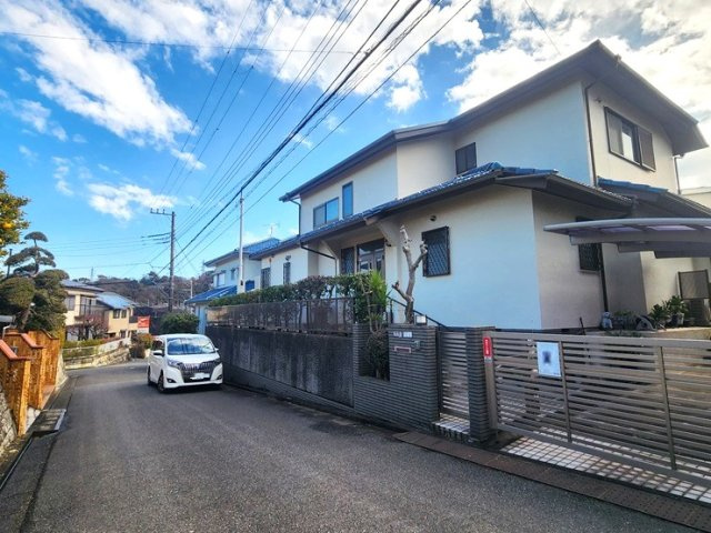 浄明寺　住環境良好な戸建の前面道路含む現地写真|北西公道接道