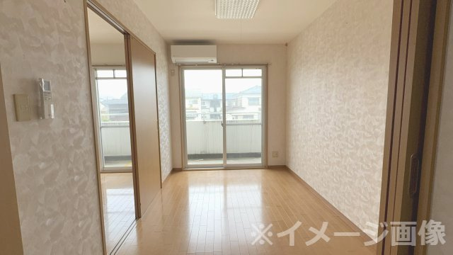 Fマンションの洋室