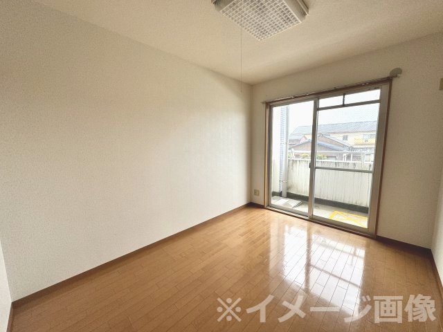 Fマンションの洋室