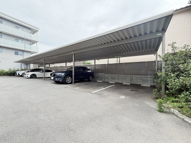 WISTERIA(ウェスタリア)の駐車場