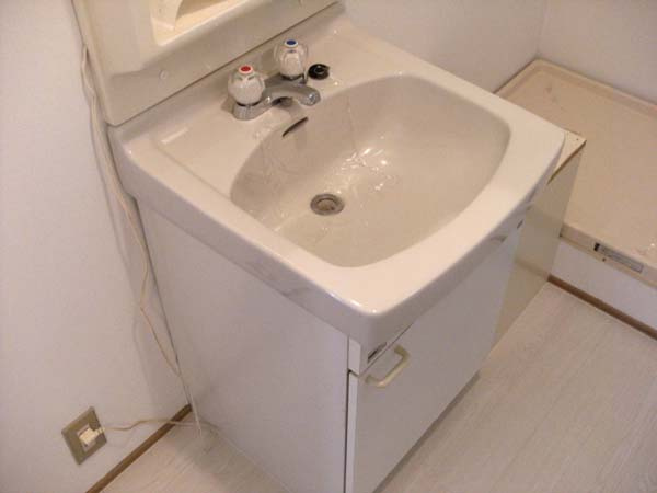エクセレントTAKAの洗面所|明るい洗面所です