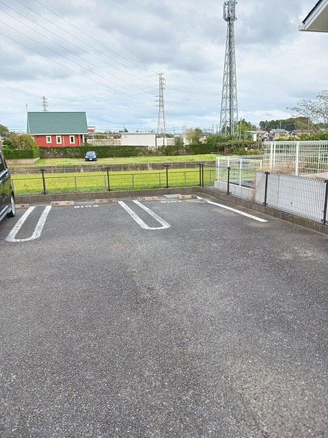 メゾンラルジュBの駐車場