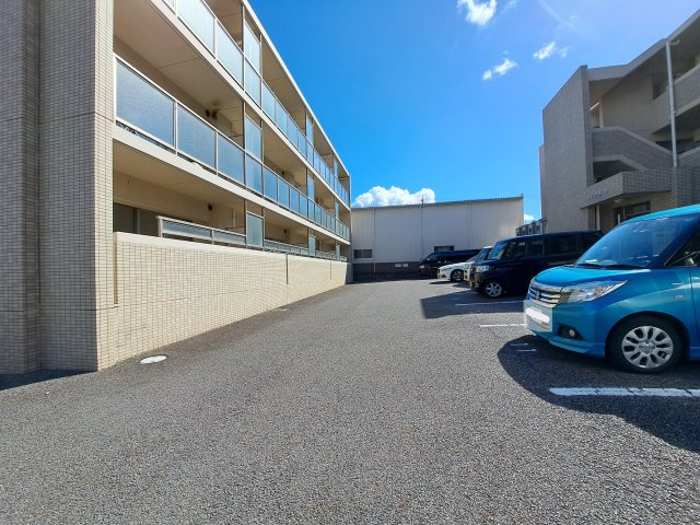 メイプル青山Aの駐車場