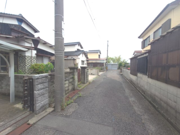 【前面道路含む現地写真】 | 大通りから入り静かな環境下の住宅地です。