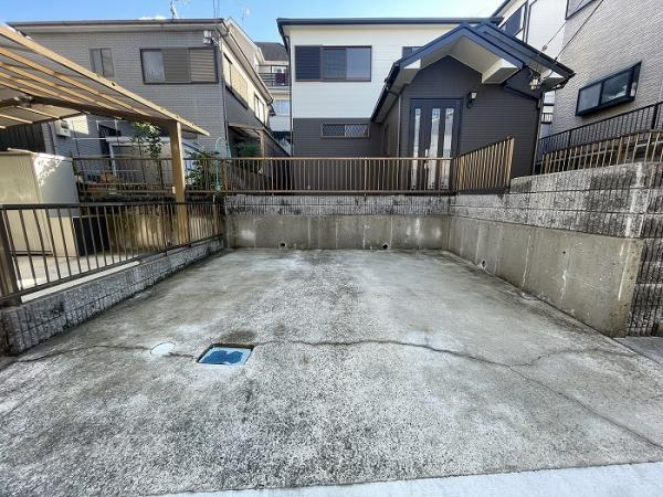 川西市錦松台の中古一戸建の駐車場