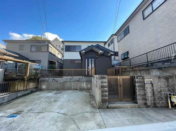 川西市錦松台の中古一戸建の駐車場