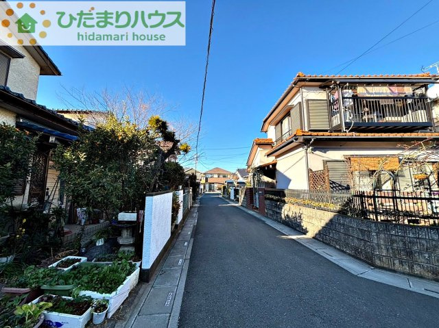 桶川市坂田西2丁目　中古一戸建ての前面道路含む現地写真
