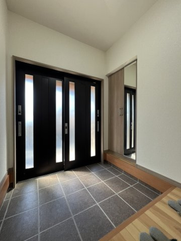 鏡町野崎戸建ての玄関